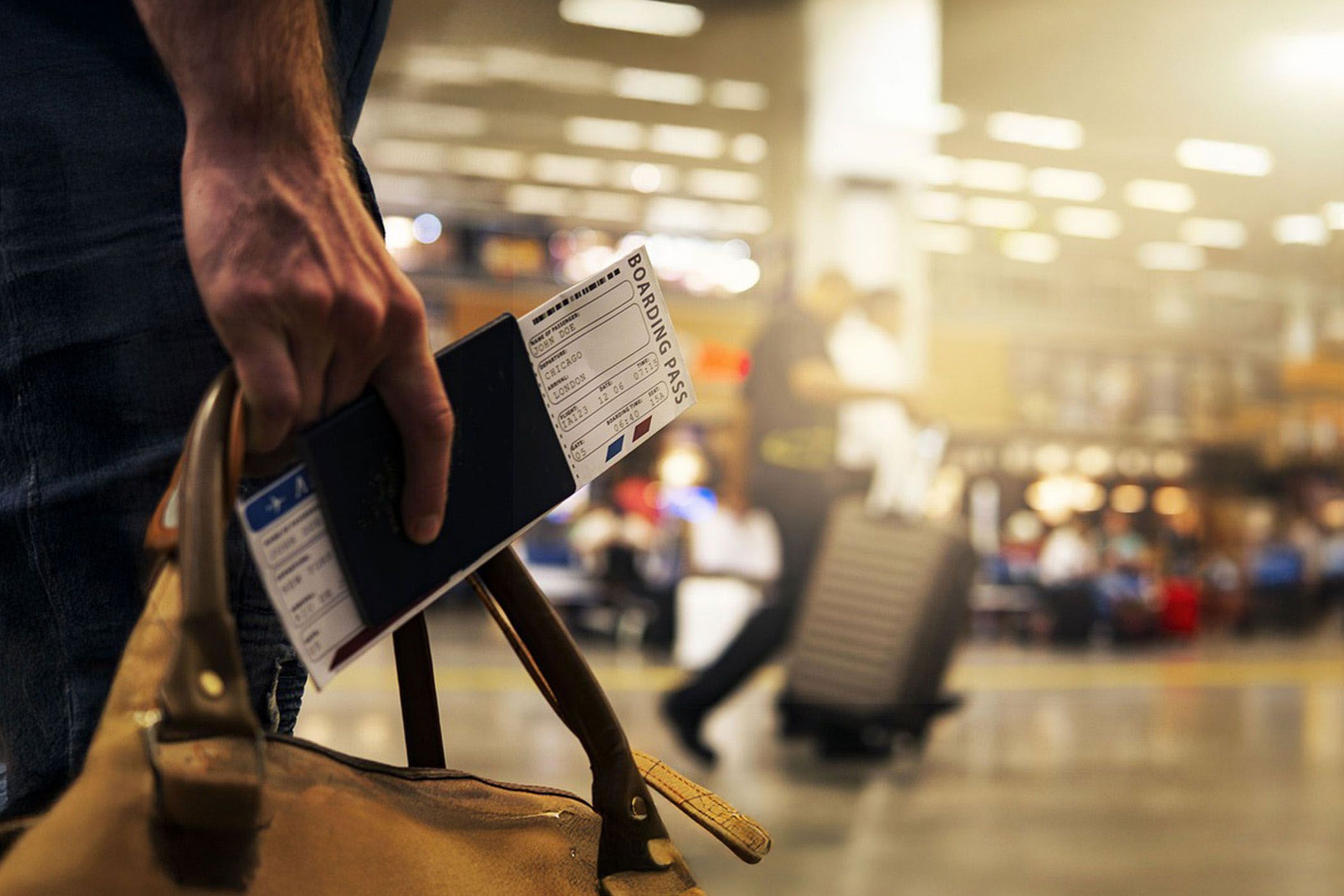Flughafen Pasaagier mit Boardingpass und Tasche