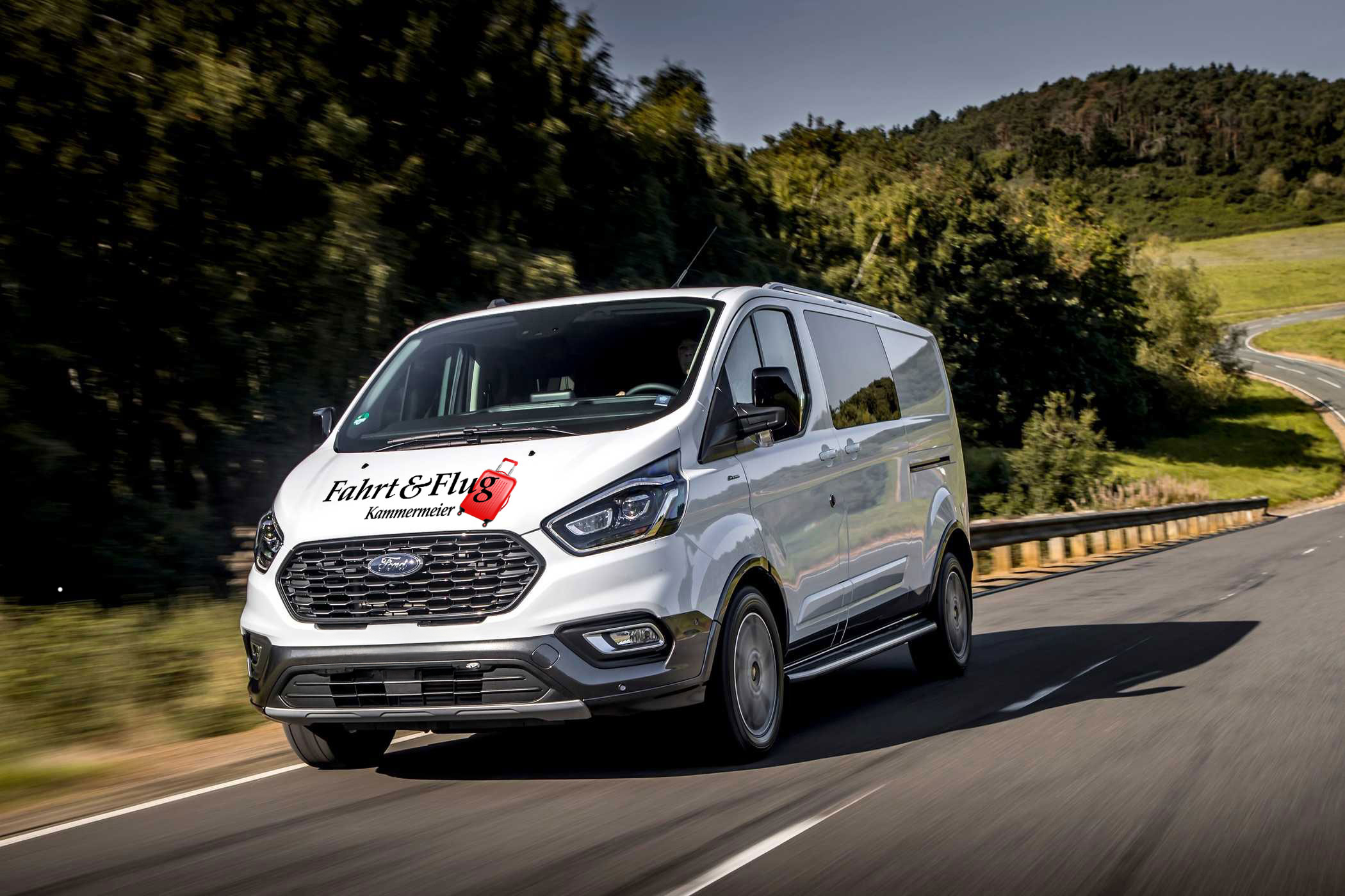 Transportfahrzeug Kanmmermeier fahrend auf einer Landstrasse. Hintergrund ist Natur zu sehen