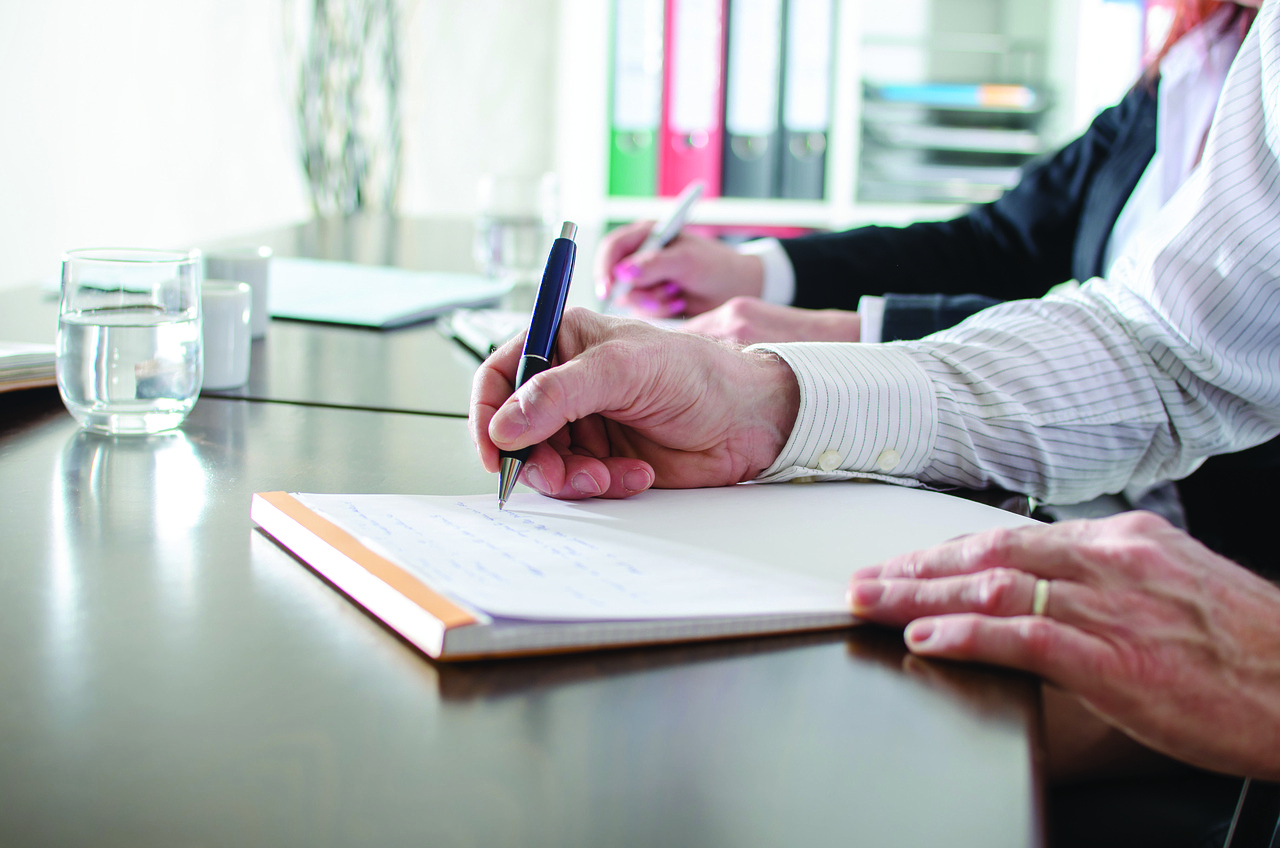 Passagierjet der gestartet ist. Von unten fotografiert