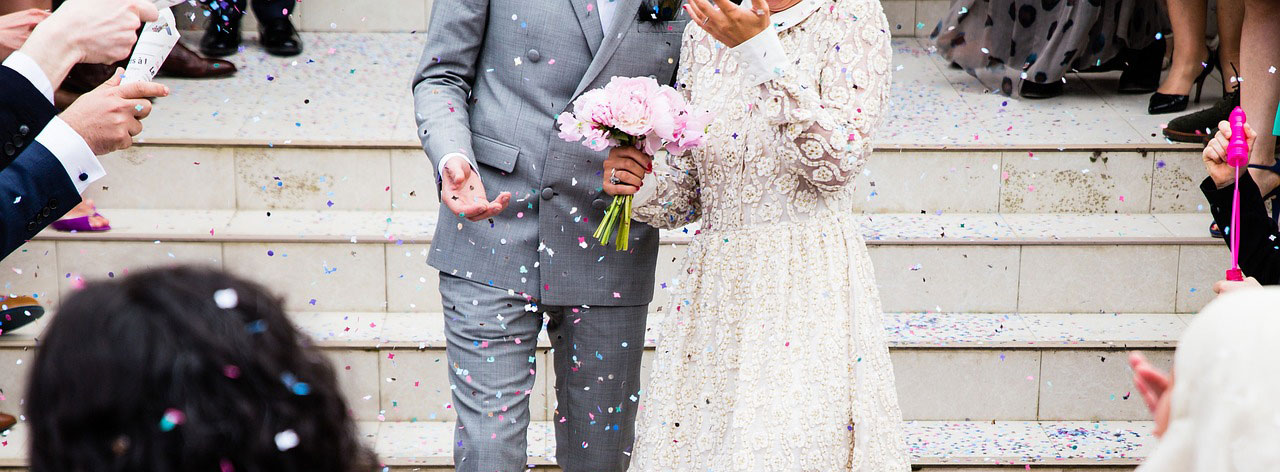 Passagierjet der gestartet ist. Von unten fotografiert